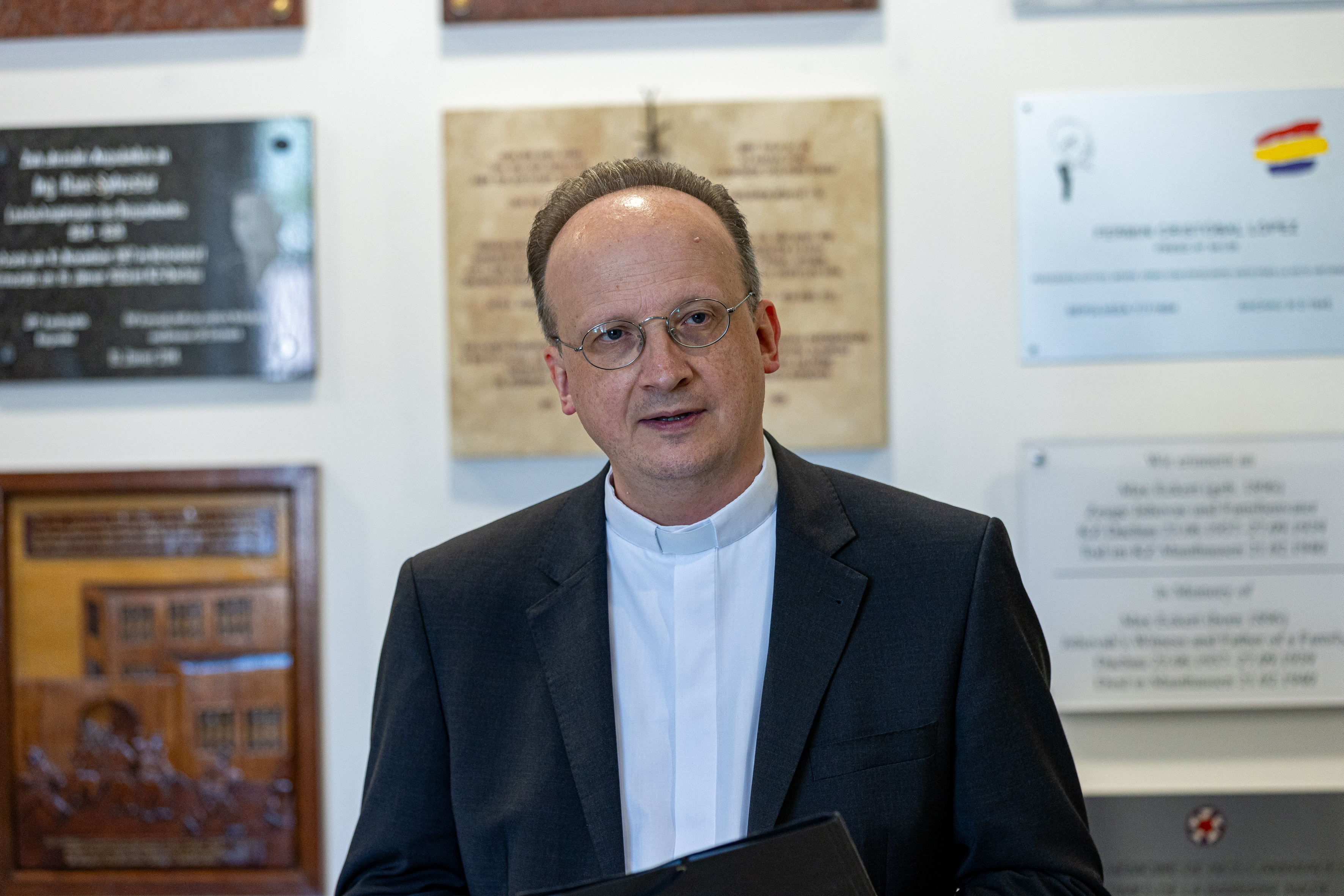 Generalvikar Klingan vor den Gedenktafeln